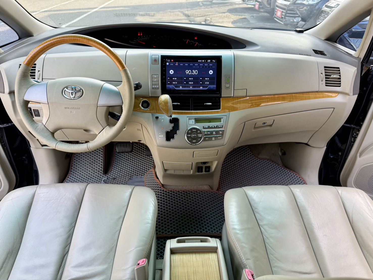 一手車/電動側滑門/雙天窗/三區恆溫空調, 空間寬敞兼具實用與舒適!  第2張相片