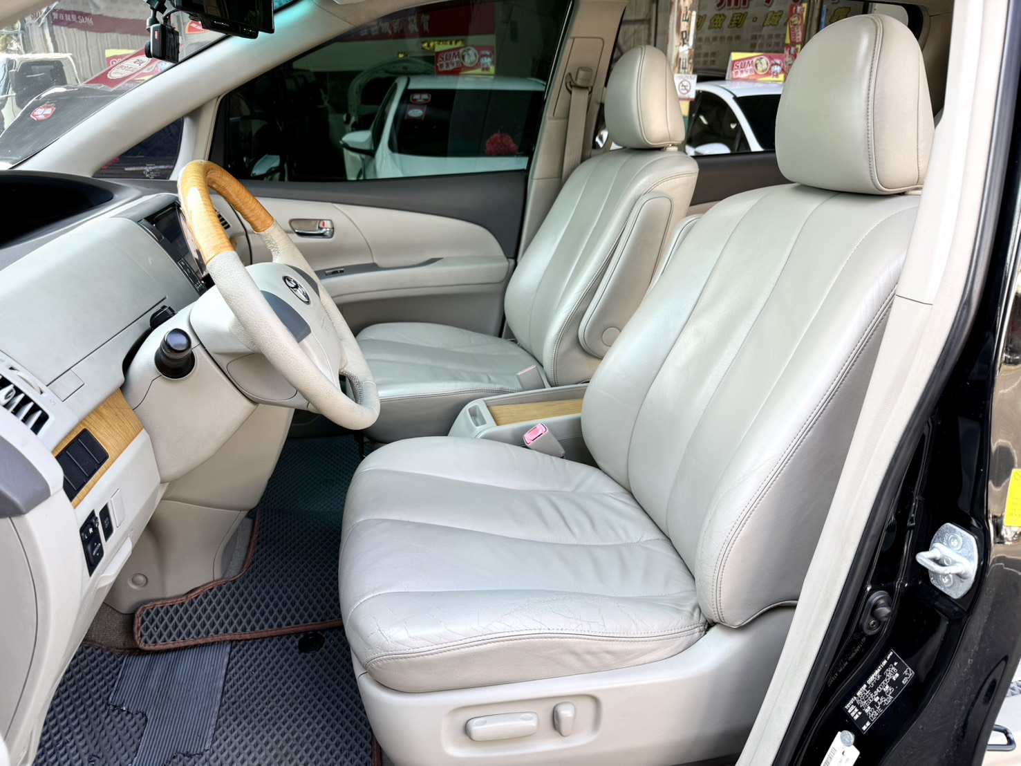 一手車/電動側滑門/雙天窗/三區恆溫空調, 空間寬敞兼具實用與舒適!  第3張相片