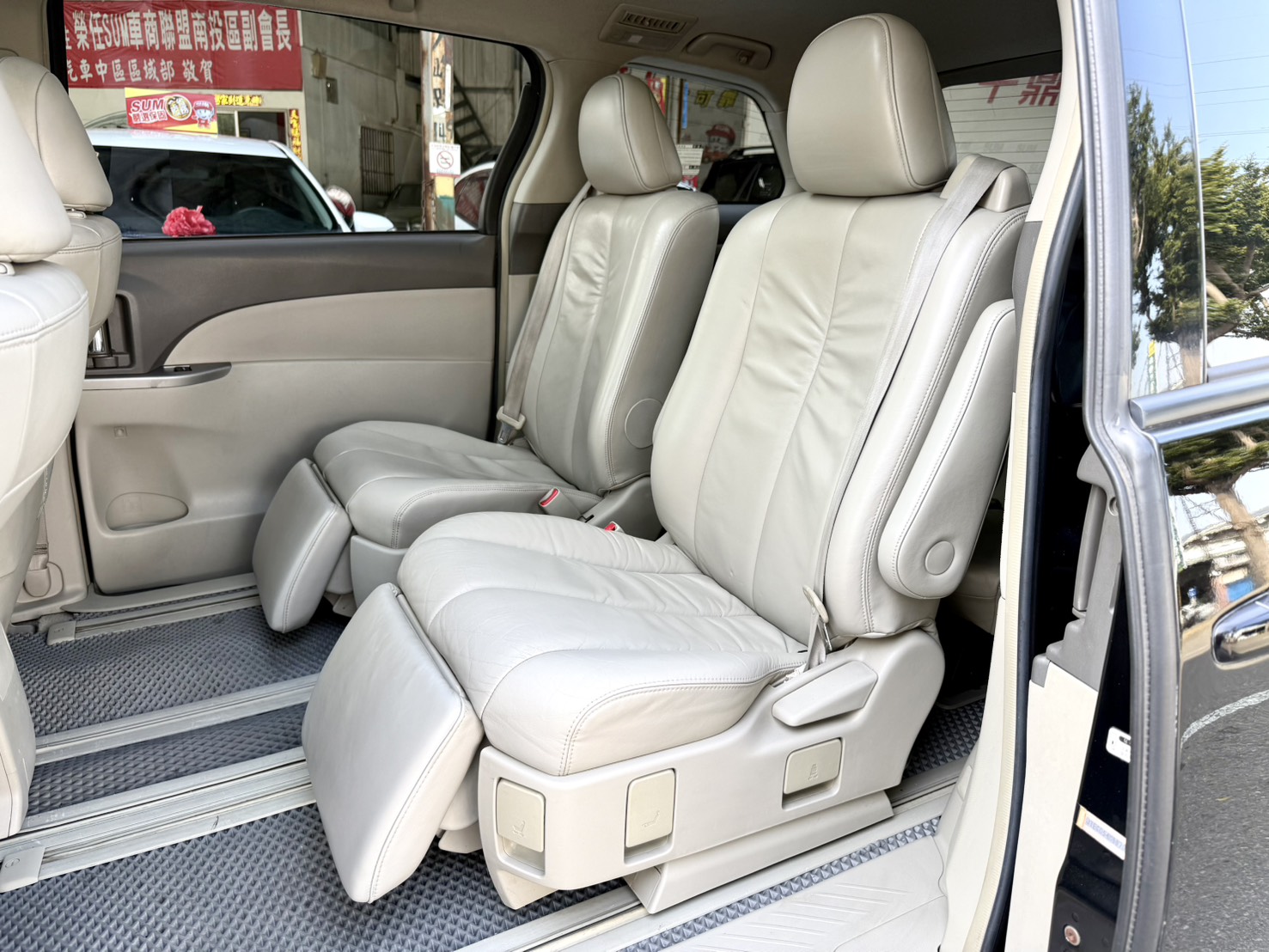 一手車/電動側滑門/雙天窗/三區恆溫空調, 空間寬敞兼具實用與舒適!  第4張相片