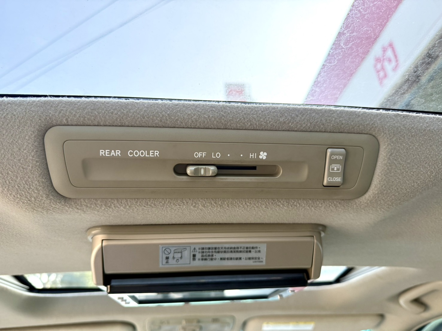 一手車/電動側滑門/雙天窗/三區恆溫空調, 空間寬敞兼具實用與舒適!  第9張相片