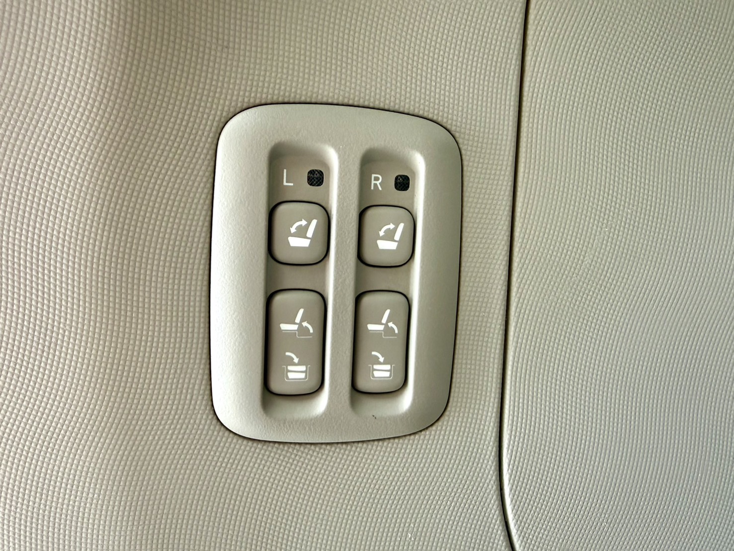 一手車/電動側滑門/雙天窗/三區恆溫空調, 空間寬敞兼具實用與舒適!  第12張相片