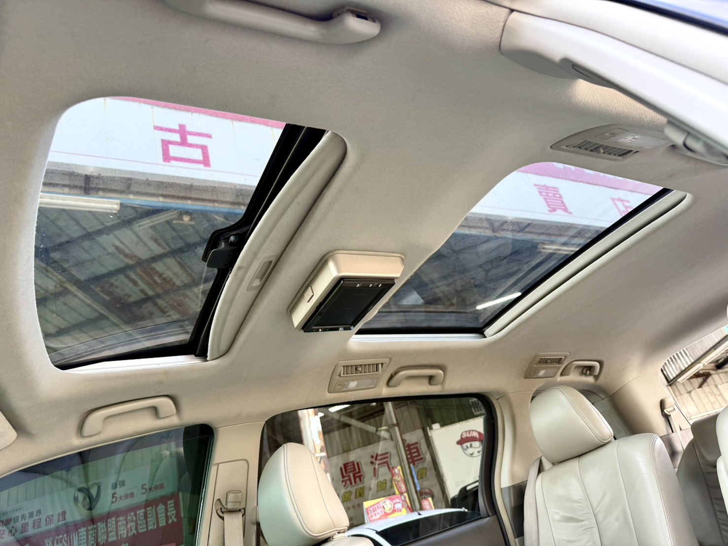 一手車/電動側滑門/雙天窗/三區恆溫空調, 空間寬敞兼具實用與舒適!  第13張相片