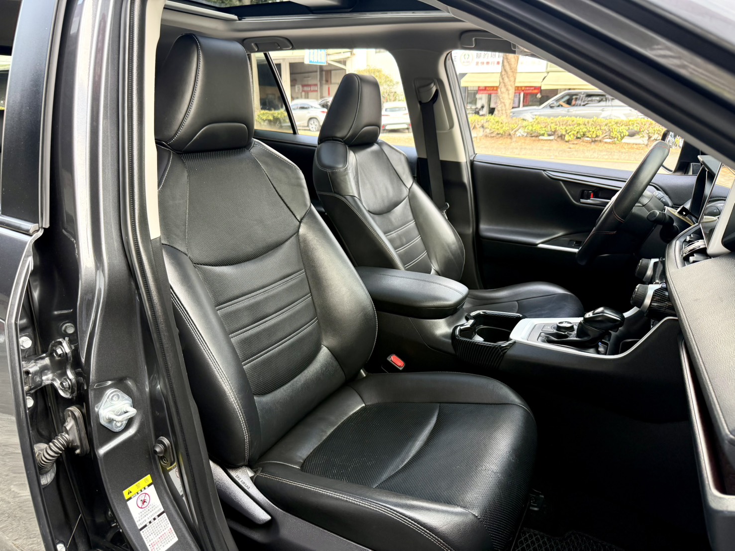 油電旗艦版4WD/360環景/ ACC跟車/車道偏移/全景天窗/ IKEY摸門解鎖/ 駕駛座電動椅/電動尾門  第4張相片
