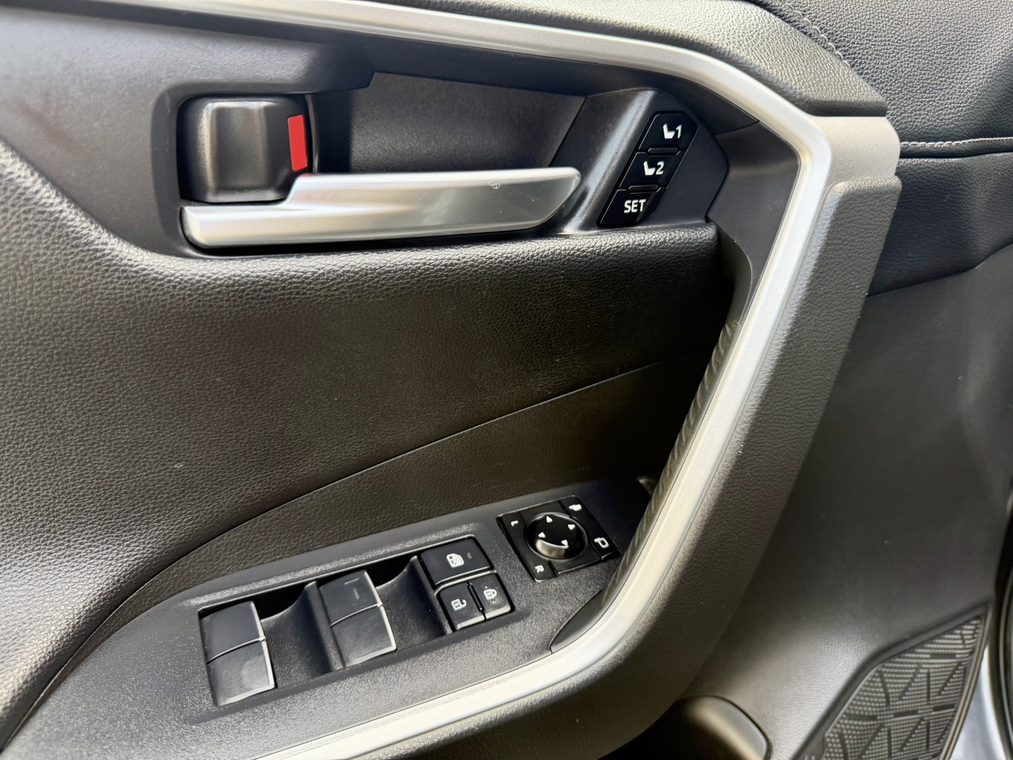 油電旗艦版4WD/360環景/ ACC跟車/車道偏移/全景天窗/ IKEY摸門解鎖/ 駕駛座電動椅/電動尾門  第11張相片