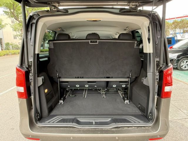 頂級八人座~電動側滑門~電動尾門~感應頭燈~定速~多功能方向盤~倒車顯影~里程保證實跑8萬公里  第6張相片