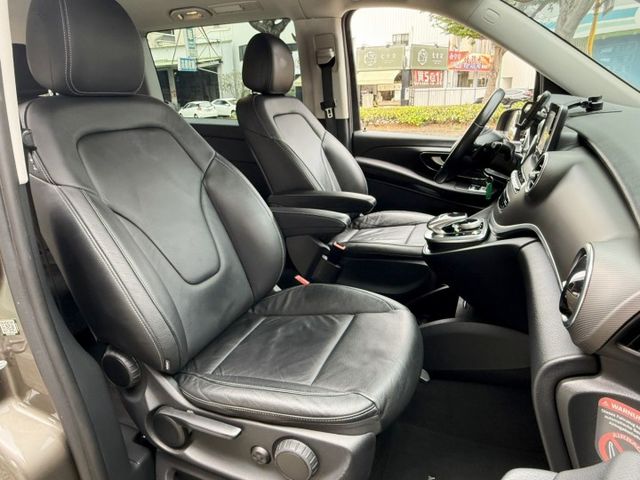 頂級八人座~電動側滑門~電動尾門~感應頭燈~定速~多功能方向盤~倒車顯影~里程保證實跑8萬公里  第9張相片