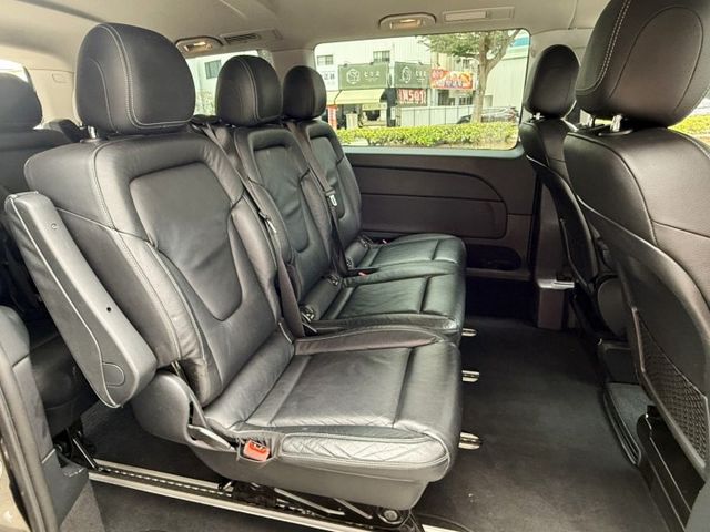 頂級八人座~電動側滑門~電動尾門~感應頭燈~定速~多功能方向盤~倒車顯影~里程保證實跑8萬公里  第10張相片