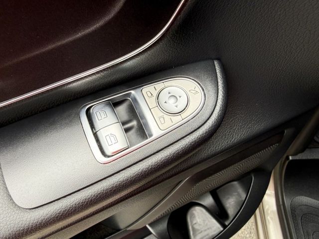 頂級八人座~電動側滑門~電動尾門~感應頭燈~定速~多功能方向盤~倒車顯影~里程保證實跑8萬公里  第15張相片