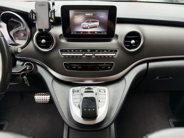 頂級八人座~電動側滑門~電動尾門~感應頭燈~定速~多功能方向盤~倒車顯影~里程保證實跑8萬公里  第17張相片