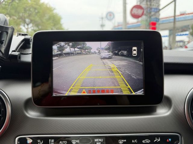 頂級八人座~電動側滑門~電動尾門~感應頭燈~定速~多功能方向盤~倒車顯影~里程保證實跑8萬公里  第18張相片