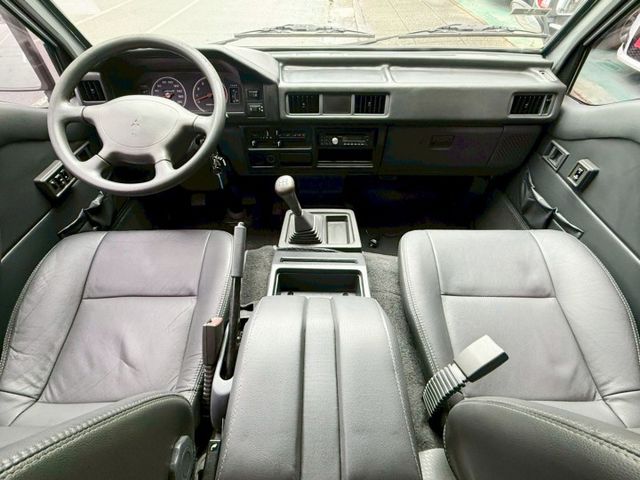 一手車~手排~貨車牌~超低里程僅跑〝1萬9千〞公里~內裝超級美~車況超棒~  第6張相片