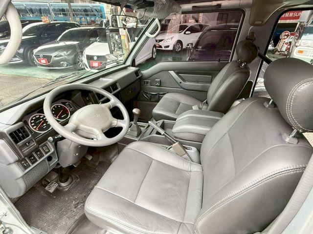 一手車~手排~貨車牌~超低里程僅跑〝1萬9千〞公里~內裝超級美~車況超棒~  第7張相片