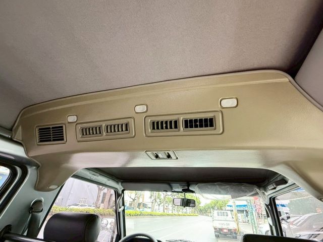 一手車~手排~貨車牌~超低里程僅跑〝1萬9千〞公里~內裝超級美~車況超棒~  第9張相片