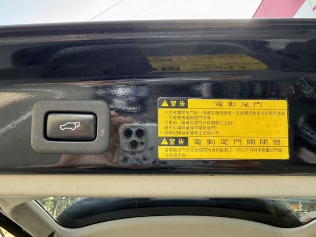 一手車/七人座/電動尾門/定速/I-KEY/雙天窗/影音/電動椅/舒適大空間  第15張相片