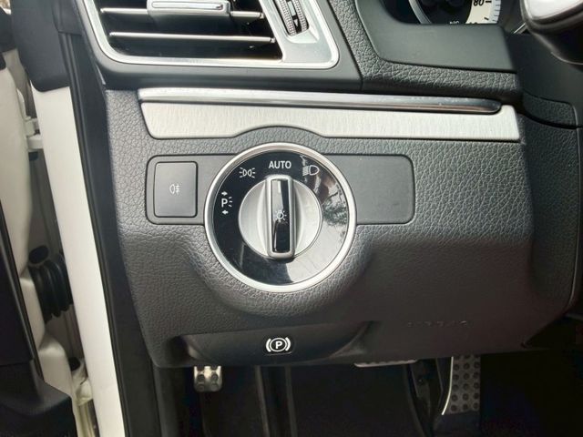 E250 coupe/全景天窗/電動椅/多功能方向盤/換檔快撥/定速/卡鉗/11顆安全氣囊/LED頭燈  第13張相片