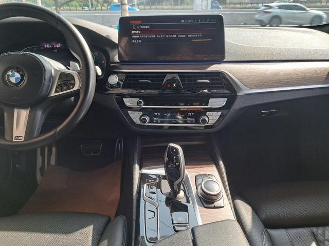 5 SERIES SEDAN  第8張相片