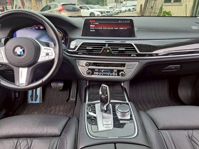 7 SERIES SEDAN  第8張相片