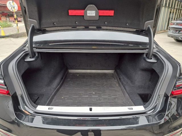 7 SERIES SEDAN  第15張相片