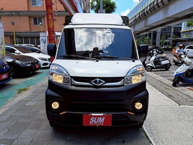 自排 盲點 360度環景 三面棚式 身降尾門 配備齊全 新車保固五年 媲美新車 機不可失  第2張相片