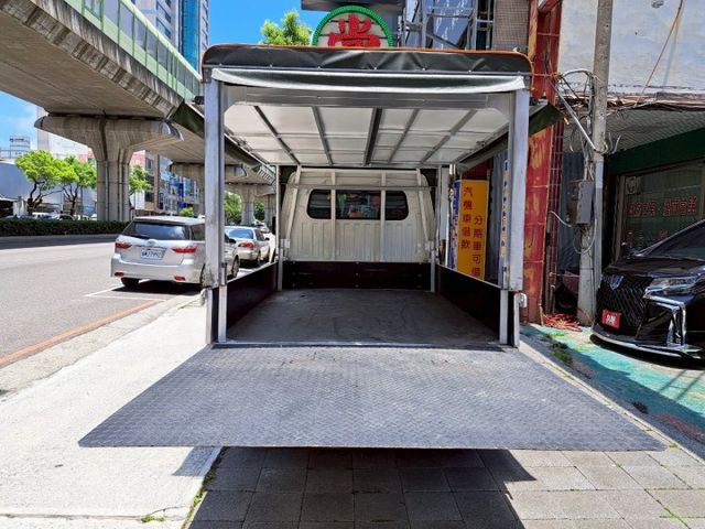 自排 盲點 360度環景 三面棚式 身降尾門 配備齊全 新車保固五年 媲美新車 機不可失  第15張相片