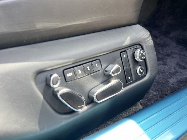 Bentley整車均在於英國Crewe工廠中，採用純手工所打造 原價 1280萬 現在入手不用1折價！  第10張相片