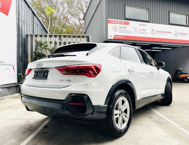 一部兼顧商務形象與家庭需求的豪華 SUV， 這，就是為什麼選擇 Audi Q3。  第2張相片