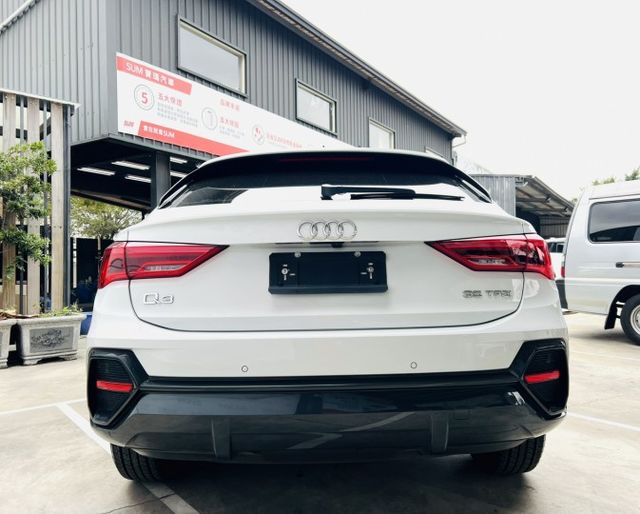 一部兼顧商務形象與家庭需求的豪華 SUV， 這，就是為什麼選擇 Audi Q3。  第4張相片