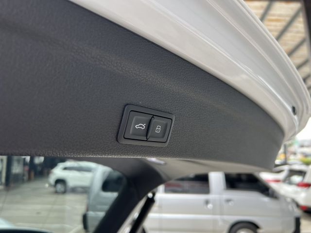 一部兼顧商務形象與家庭需求的豪華 SUV， 這，就是為什麼選擇 Audi Q3。  第5張相片