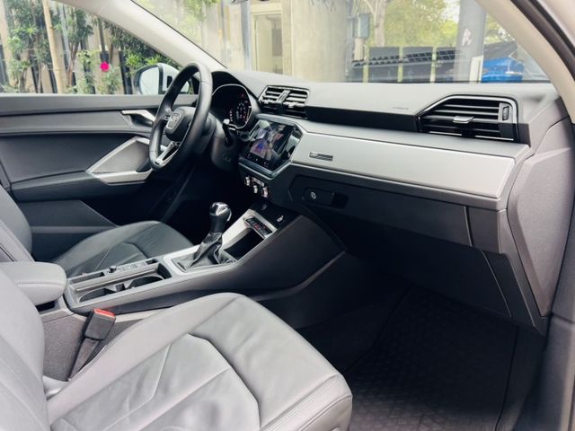 一部兼顧商務形象與家庭需求的豪華 SUV， 這，就是為什麼選擇 Audi Q3。  第7張相片