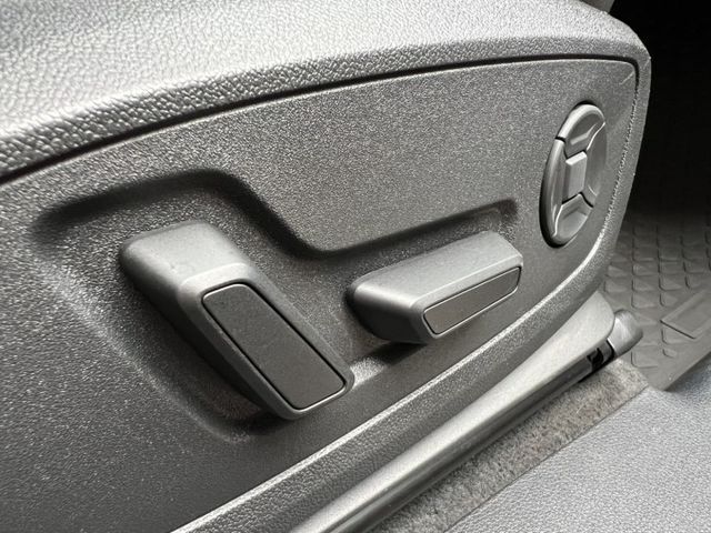 一部兼顧商務形象與家庭需求的豪華 SUV， 這，就是為什麼選擇 Audi Q3。  第9張相片