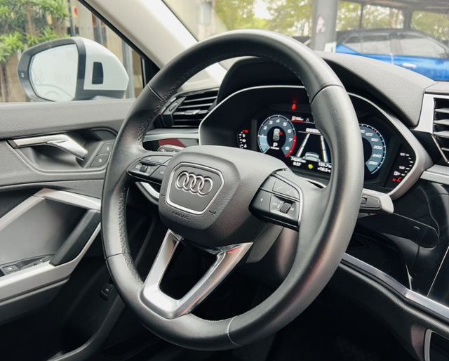 一部兼顧商務形象與家庭需求的豪華 SUV， 這，就是為什麼選擇 Audi Q3。  第10張相片