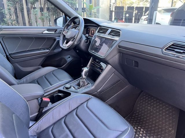 245 匹渦輪動力＋4MOTION 四驅，讓彎道與天候都不再是限制； R-Line 專屬運動外型與數位座艙  第7張相片