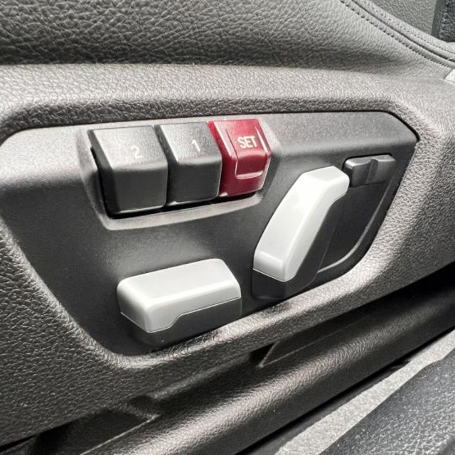 以跑車比例結合四門實用性，無窗框車門、Hofmeister kink C柱設計，外型典雅又不失運動氣息。內裝走豪華路線，  第9張相片