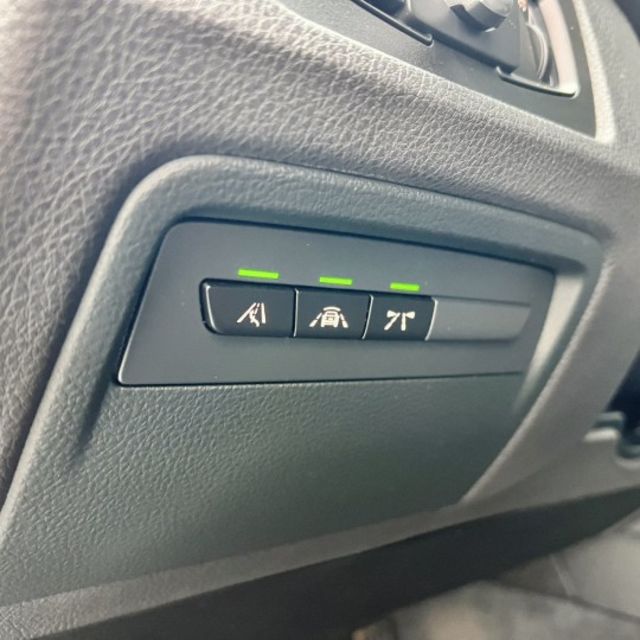 以跑車比例結合四門實用性，無窗框車門、Hofmeister kink C柱設計，外型典雅又不失運動氣息。內裝走豪華路線，  第11張相片