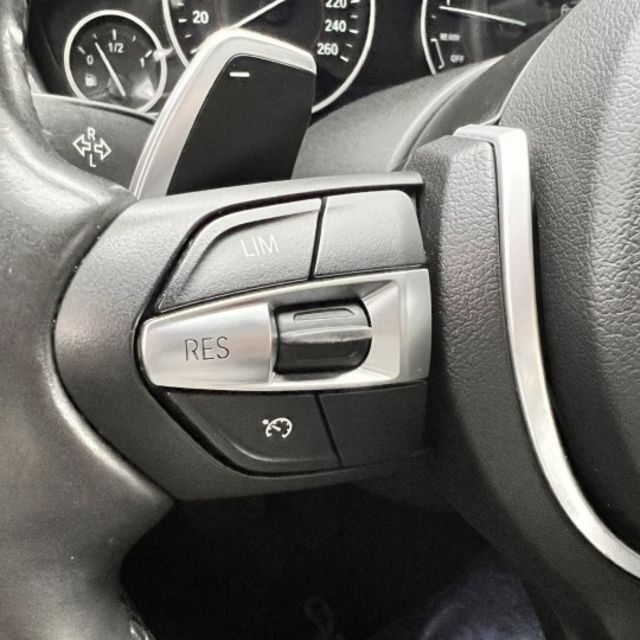 以跑車比例結合四門實用性，無窗框車門、Hofmeister kink C柱設計，外型典雅又不失運動氣息。內裝走豪華路線，  第13張相片