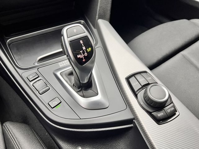 以跑車比例結合四門實用性，無窗框車門、Hofmeister kink C柱設計，外型典雅又不失運動氣息。內裝走豪華路線，  第18張相片