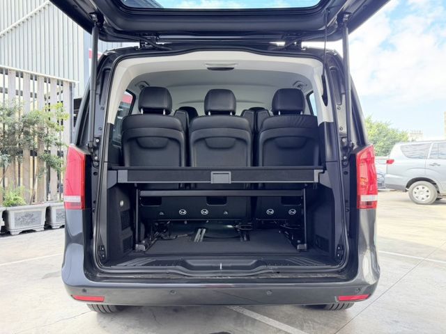 豪華七人座首選 電動側滑門＋高坐姿，上下車便利  小包車、商務接送、機場接駁  第5張相片