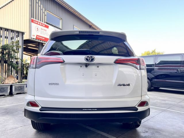 RAV4保值性高、妥善率佳，是二手市場長年熱銷車款。 想找一台好養、好開、好脫手的SUV，這台2.0經典款絕對值得入手  第4張相片