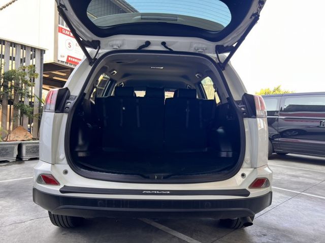 RAV4保值性高、妥善率佳，是二手市場長年熱銷車款。 想找一台好養、好開、好脫手的SUV，這台2.0經典款絕對值得入手  第5張相片