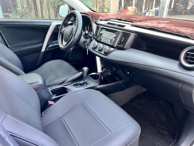 RAV4保值性高、妥善率佳，是二手市場長年熱銷車款。 想找一台好養、好開、好脫手的SUV，這台2.0經典款絕對值得入手  第8張相片