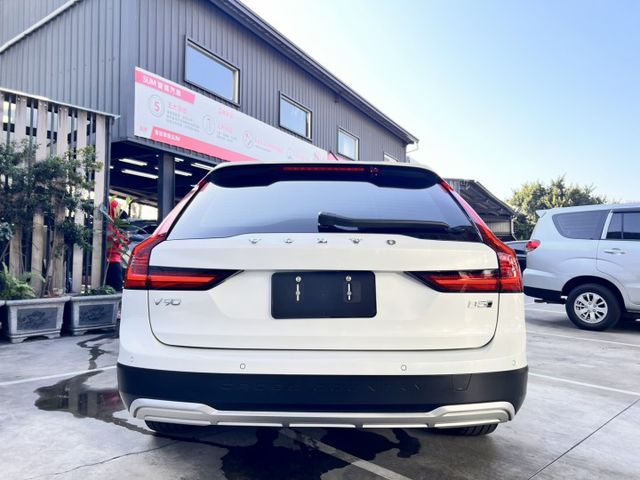 V90 Cross Country B5 Momentum 稀有釋出 旗艦跨界旅行車 錯過可能就沒下一台了。  第4張相片