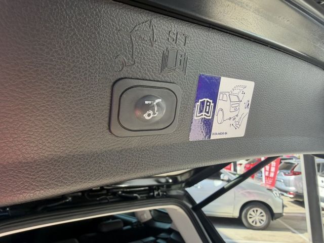 Kuga 1.5T 旗艦版  歐系操控 × 渦輪動力 × 主動安全滿載 電動尾門＋Keyless免鑰匙，日常用車超方便  第5張相片