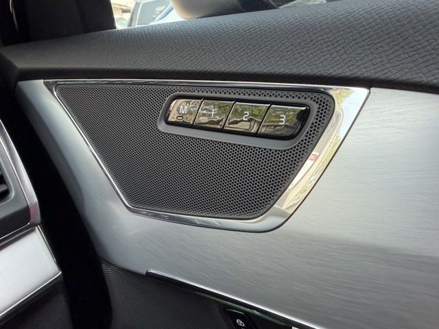 D5 Momentum 七人座 想找一台「安全無敵＋空間夠大＋全家都安心」的休旅車，XC90就是標準答案  第13張相片