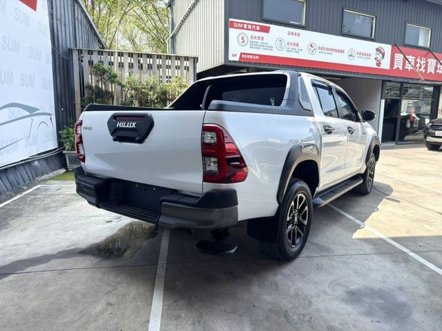 Toyota Hilux 2.8 柴油 陪我上山下海、跑市集載貨的最佳戰友 真正用實力說話的一台車  第2張相片
