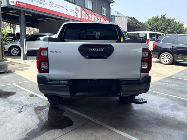 Toyota Hilux 2.8 柴油 陪我上山下海、跑市集載貨的最佳戰友 真正用實力說話的一台車  第4張相片
