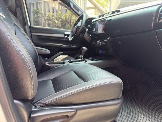 Toyota Hilux 2.8 柴油 陪我上山下海、跑市集載貨的最佳戰友 真正用實力說話的一台車  第6張相片