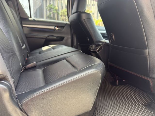 Toyota Hilux 2.8 柴油 陪我上山下海、跑市集載貨的最佳戰友 真正用實力說話的一台車  第7張相片