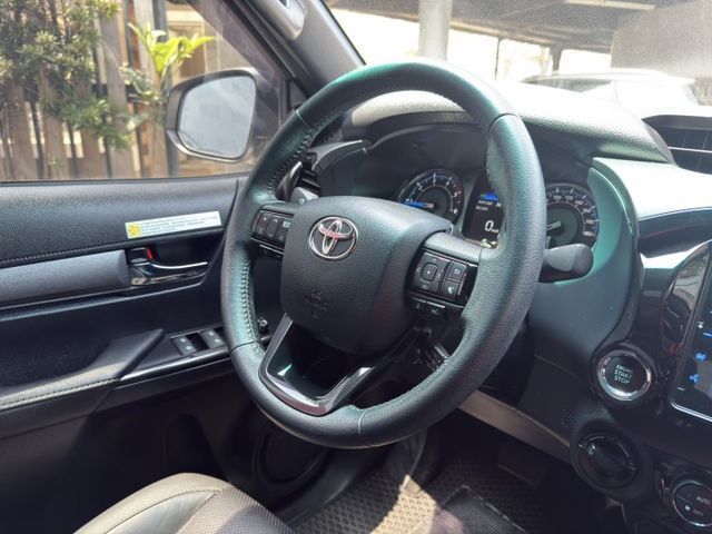 Toyota Hilux 2.8 柴油 陪我上山下海、跑市集載貨的最佳戰友 真正用實力說話的一台車  第9張相片