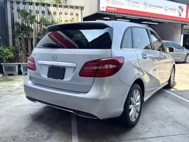 「用國產車的預算，開進賓士世界，這台A180就是最聰明的選擇。」買這台是「升級生活質感」  第2張相片