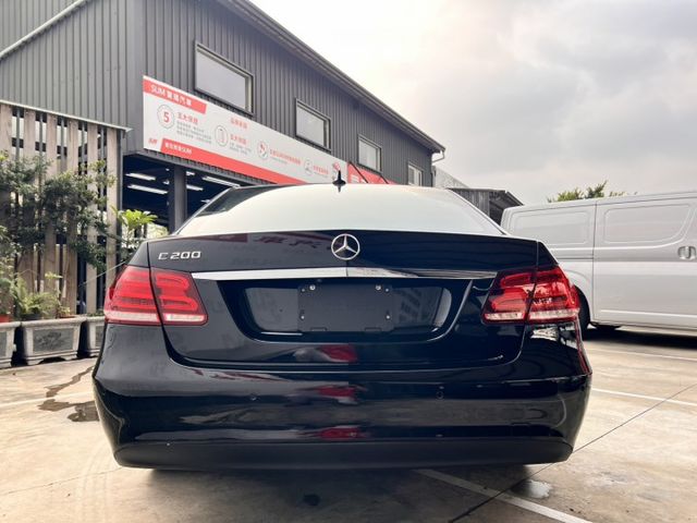 賓士E-Class一直是豪華房車的標竿 而這台E200 Classic，更是經典中的經典款  第4張相片